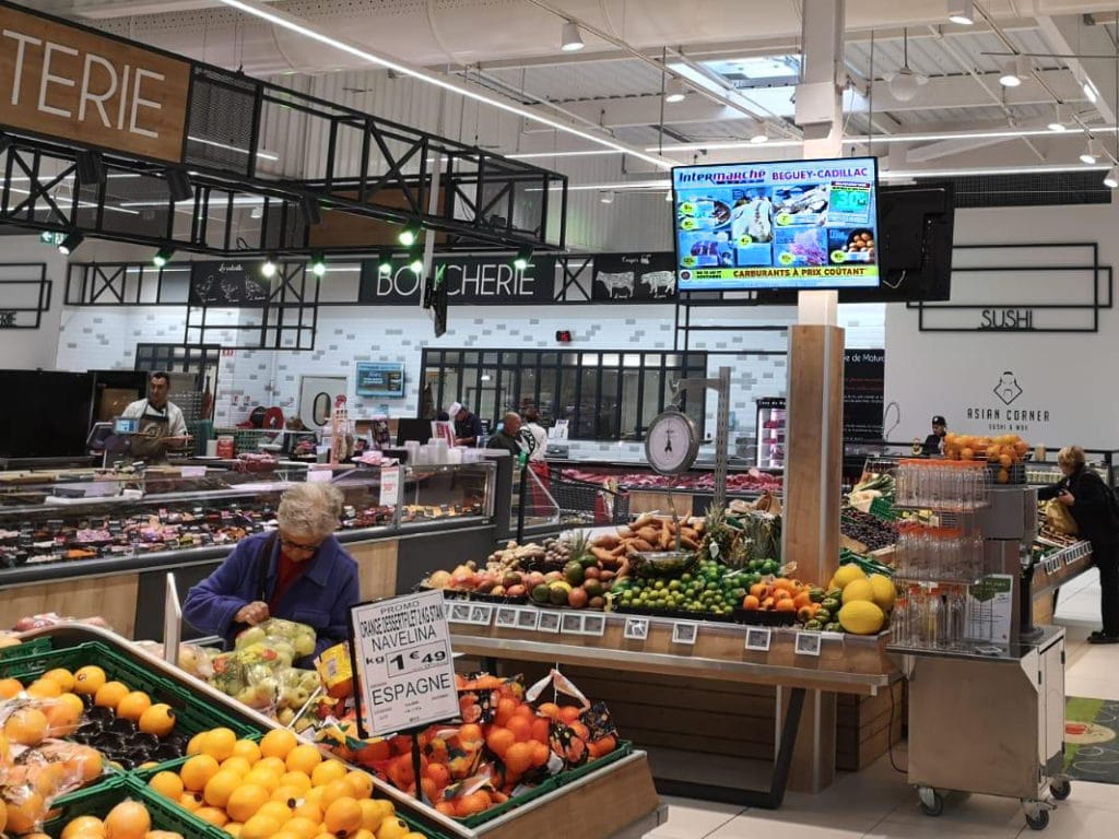 écran en rayon primeur en supermarché