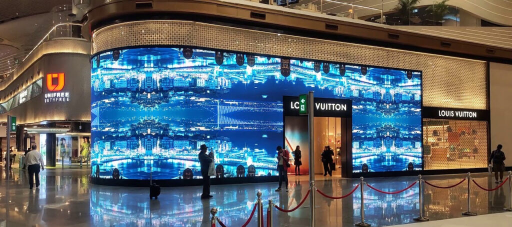 ecran geant vitrine magasin intérieur