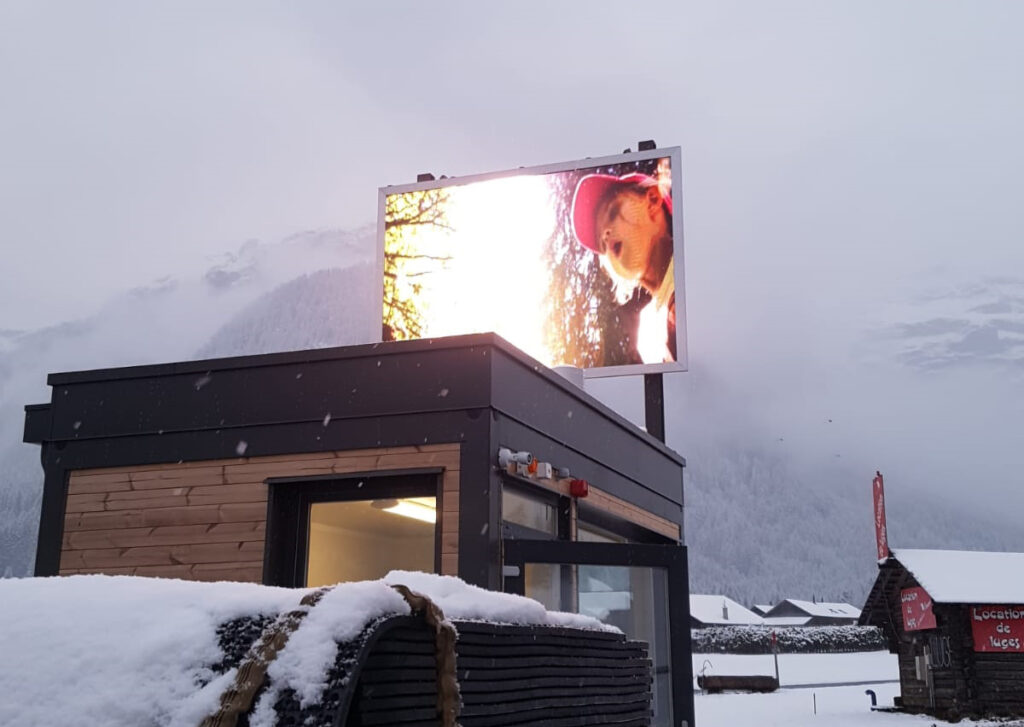 Ecran LED extérieur en station de sky aux Diablerets en Suisse