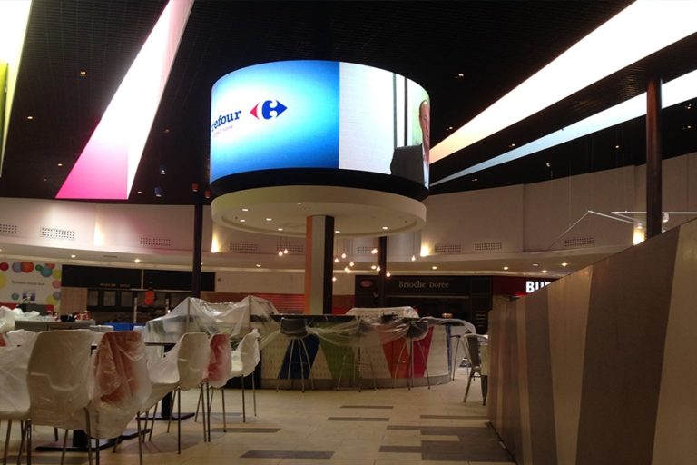 Écran géant LED 360 vision à l'intérieur du Centre Commercial Playce - Abidjan