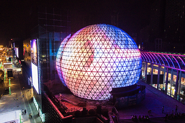Ecran média façade bâtiment sphérique