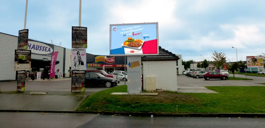 écran publicitaire extérieur