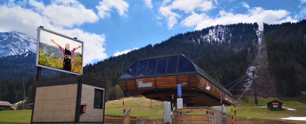 écran géant extérieur en station de ski