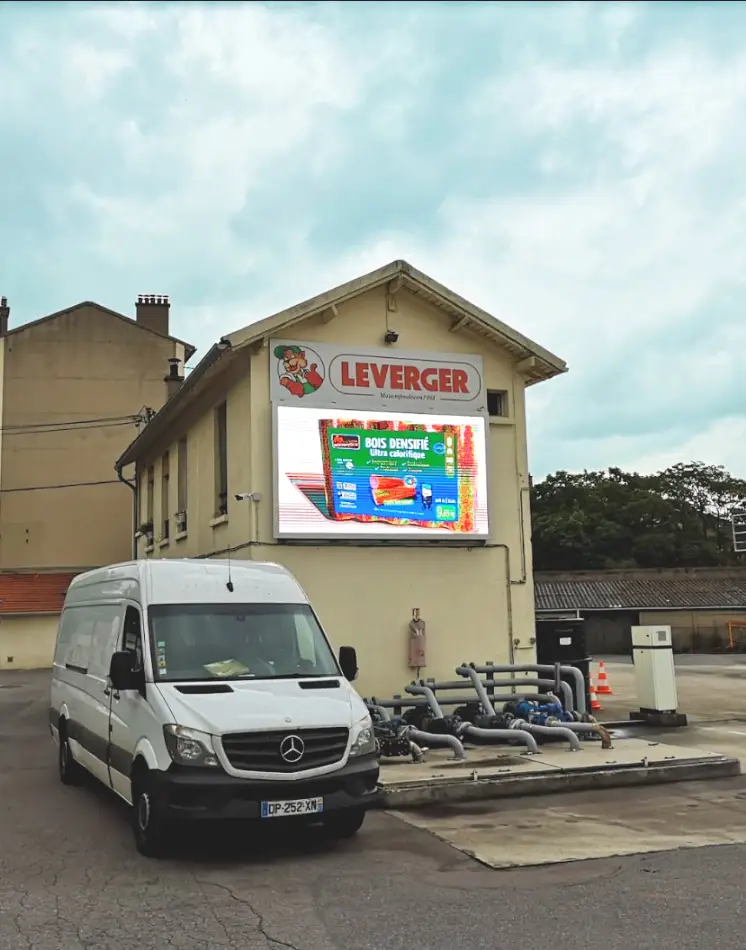 écran géant extérieur en facade