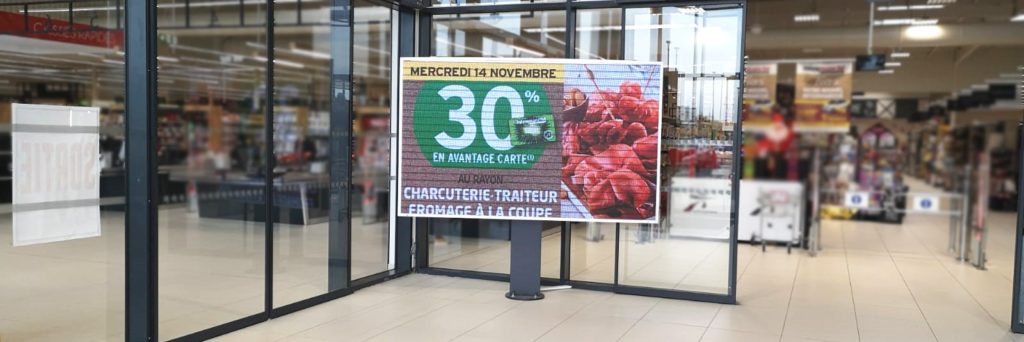 écran géant à l'accueil du supermarché Intermarché à Beguey Cadillac