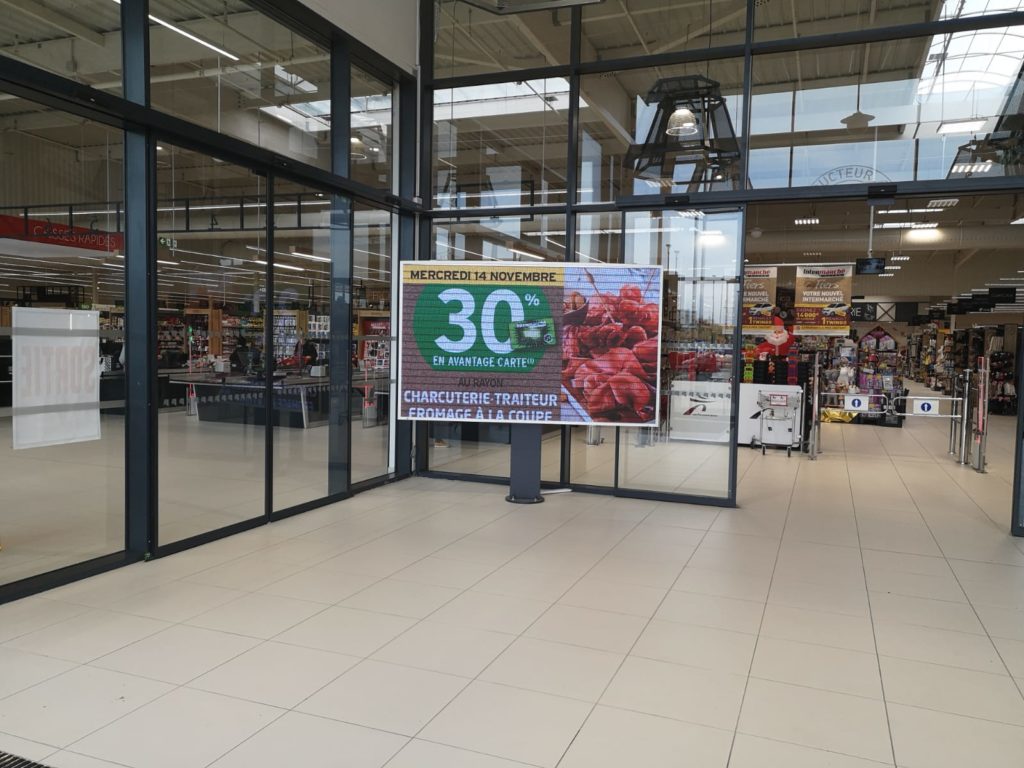 écran géant led à l'entrée d'un intermarché