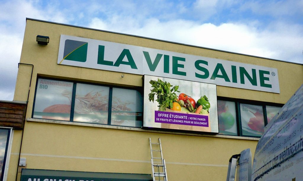 écran geant en façade de magasin bio "la vie saine"