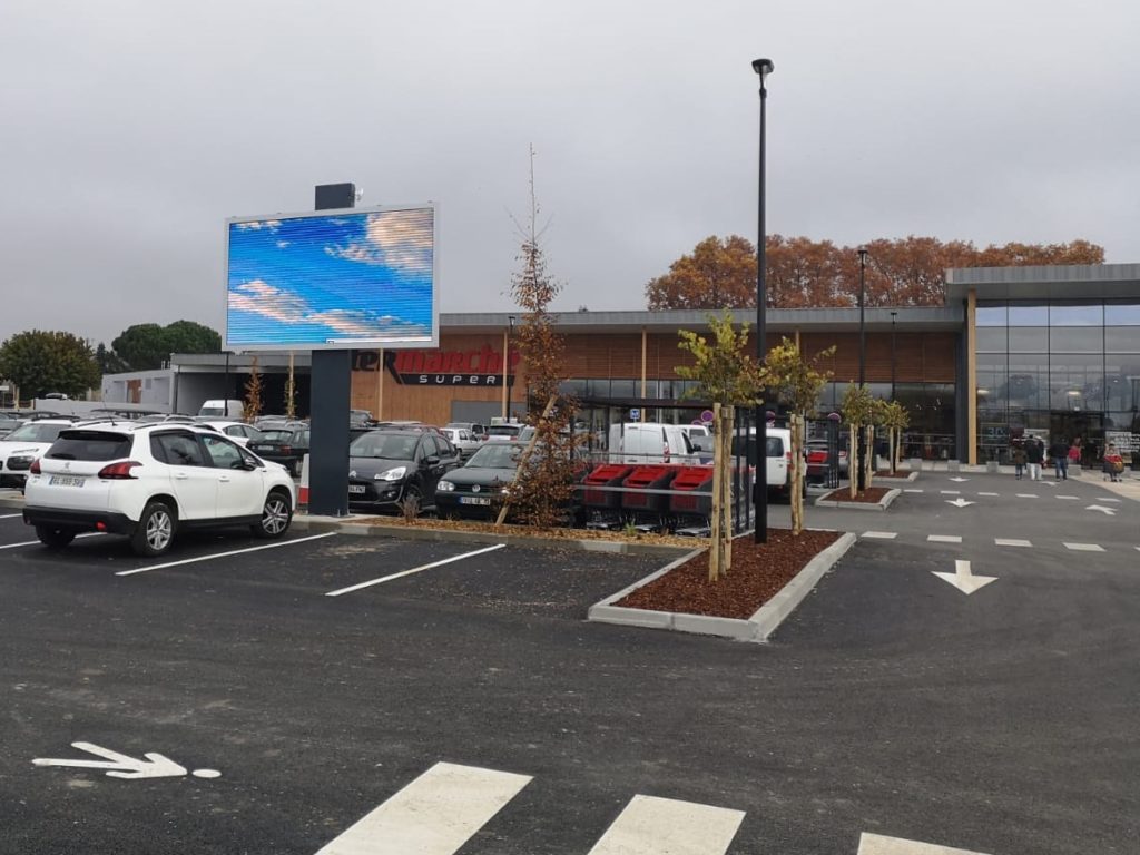 écran géant publicitaire sur le parking d'un supermarché intermarché