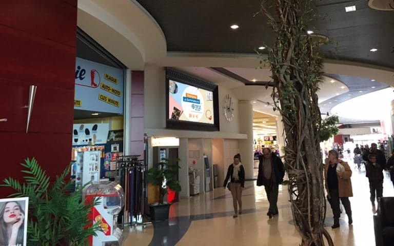 écran intérieur centre commercial