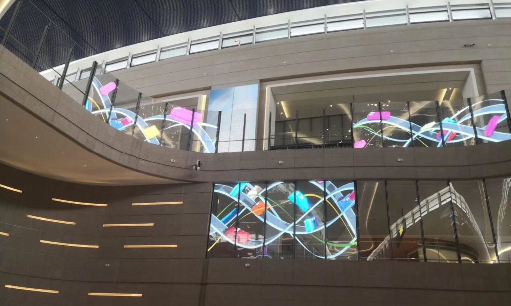 écran LED transparent X-7 AIR utilisé pour décorer des parois vitrées
