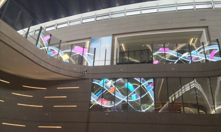 écran LED transparent, x7-AIR, sur un garde-corps vitré