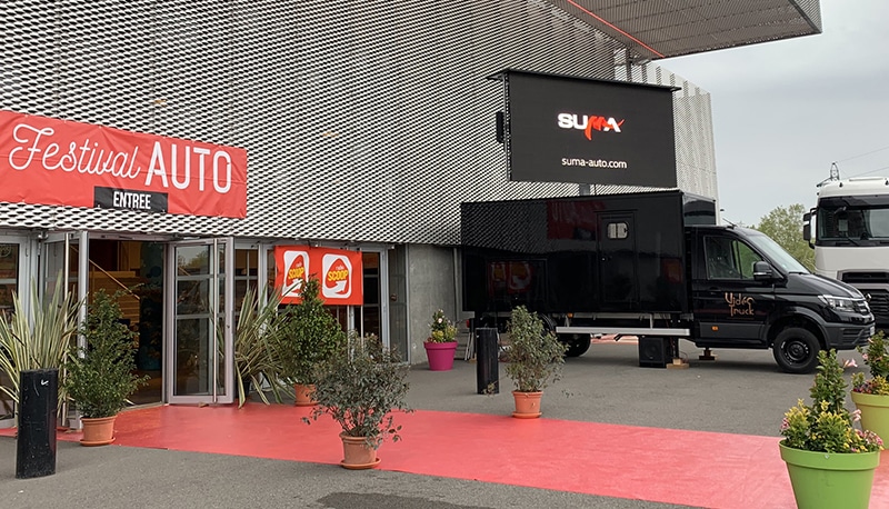 L'écran mobile video truck à l'accueil du festival auto