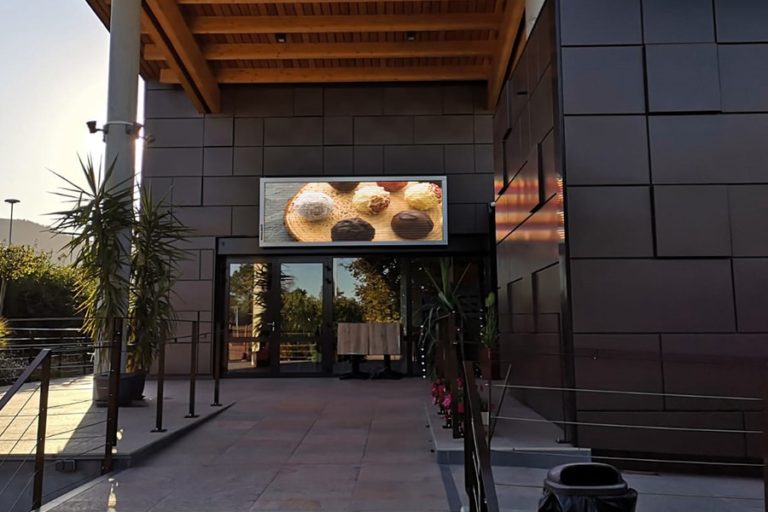 Chocolaterie Grimmer enseigne écran LED en façade