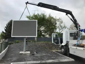 Photo d'installation d'un écran géant LED extérieur sur mat à Commercy