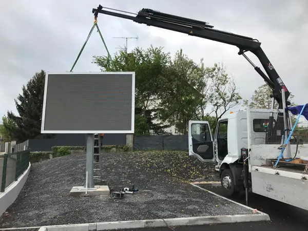 Photo d'installation d'un écran géant LED extérieur sur mat à Commercy
