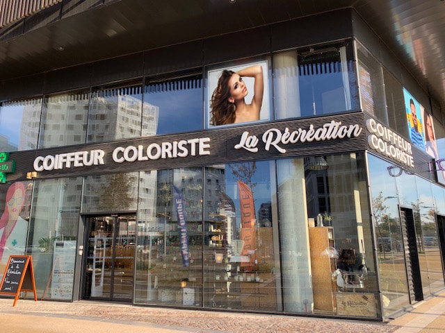 écran vitrine du salon de coiffure la récréation à Montpellier