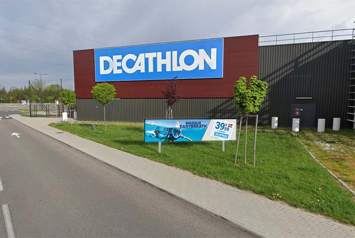 Banderole vidéo media banner devant un magasin decathlon