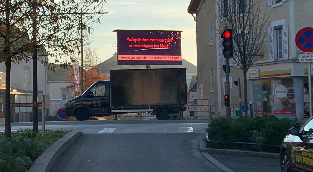 camion écran publicitaire en centre ville