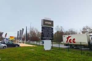 Écran extérieur LED sur un totem d'entreprise