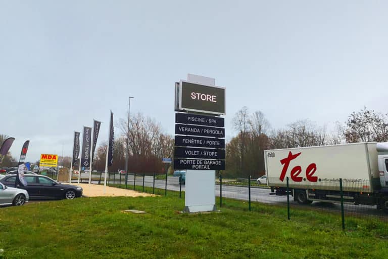 Écran extérieur LED sur un totem d'entreprise