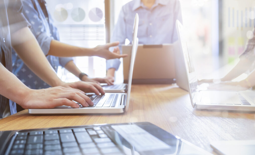 visuel business de personnes travaillant sur un ordinateur portable