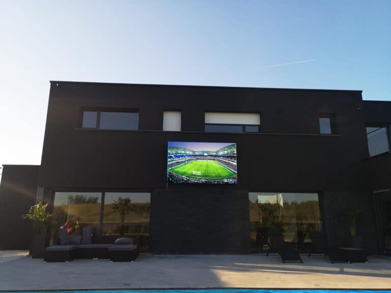 Installation d'un écran LED city en facace de maison en bord de piscine chez un particulier