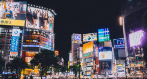 Carrefour de Shibuya et son affichage dynamique de nuit