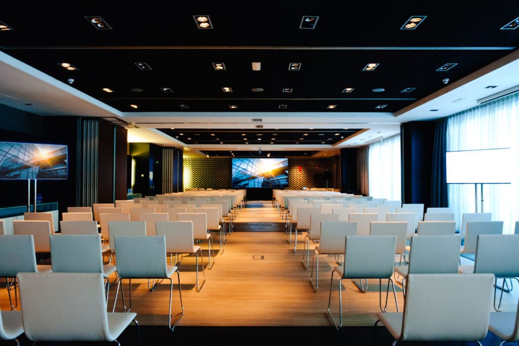 salle de conférence d'hotel avec un écran géant led de présentation