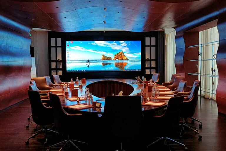 écran géant LED UHD intérieur en salle de réunion