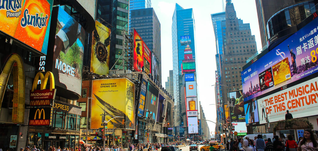 photo affichage publicitaire et écasn publicitaires à Time Square NYC