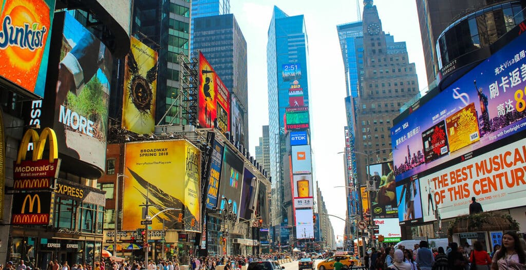 photo affichage publicitaire et écrans publicitaires à Time Square NYC