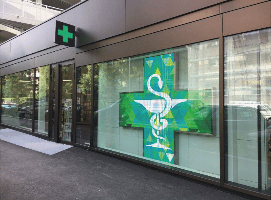 écran en vitrine de pharmacie en forme de croix géante