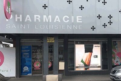 écran en vitrine de la pharmacie Saint Louisienne