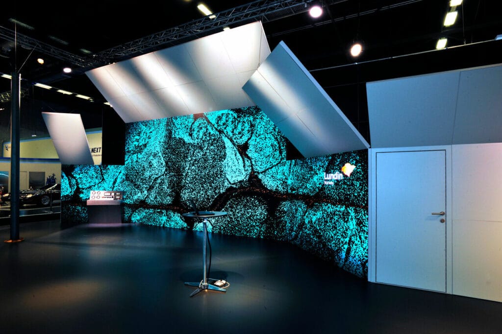 Un stand d'exposition avec une scène et un mur en écran géant LED