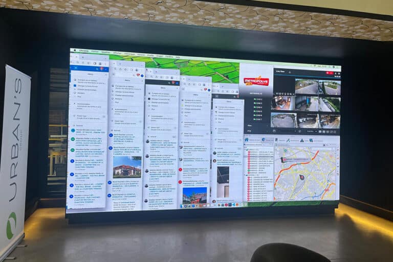 Écran géant haute définition en salle de contrôle pour Urban Equipement