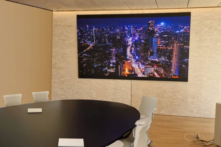 Écran LED haute définition en salle de réunion  chez Egger