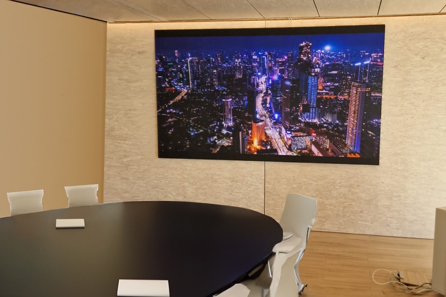 Image de l'Écran LED haute définition en salle de réunion chez Egger
