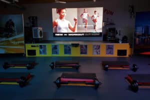 Installation d'un écran LED dans la salle de cour collectif de Fitness Concept