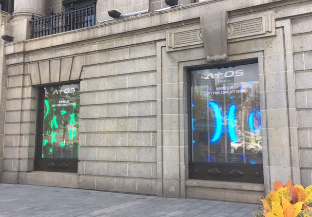 écran LED semi-transaparent en vitrine de commerce