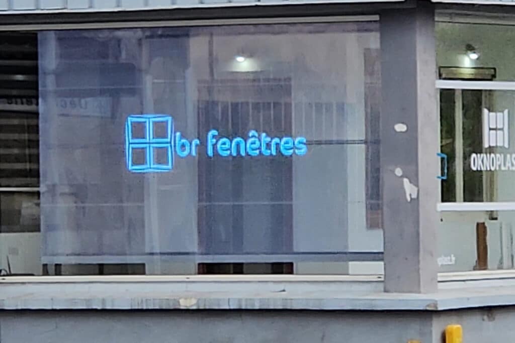 Écran transparent à LED X7-AIR en vitrine chez BR FENETRE