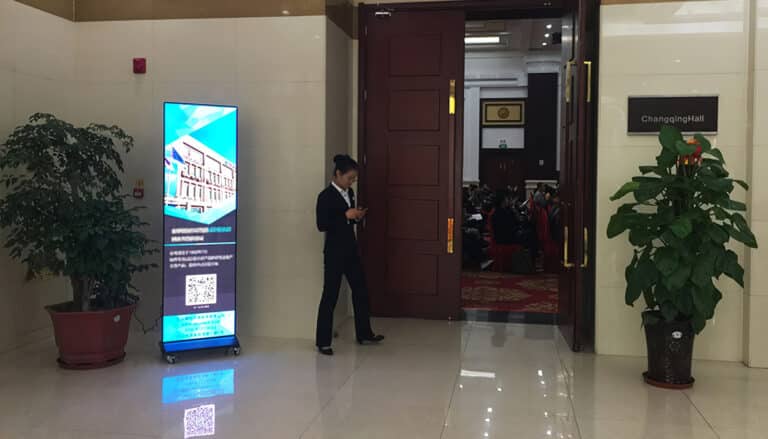 Totem LED digital à l'intérieur d'un bâtiment publique