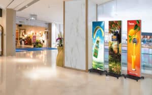 Totem LED Axone dans une galerie commmarciale