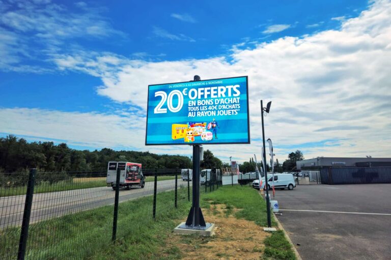 écran LED extérieure CITY publicitaire pour l'Intermarché de DIGOIN