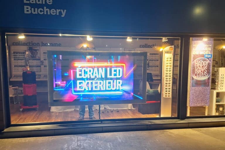 Écran LED transparent X7-AIR Holo en vitrine pour Krys Digoin avec finition cadre or