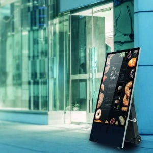 image d'illustration d'un chevalet numérique en extérieur à l'entrée d'une galerie commerçante