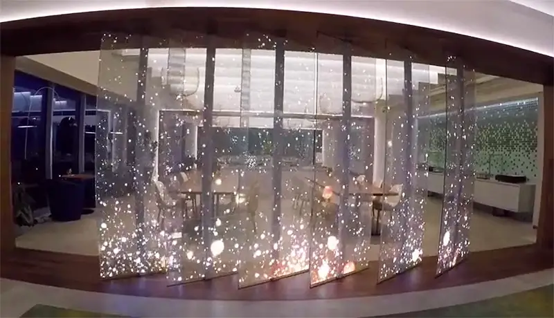 Habillage de baie vitré avec un écran transparent LED dans les bureaux d'une entreprise