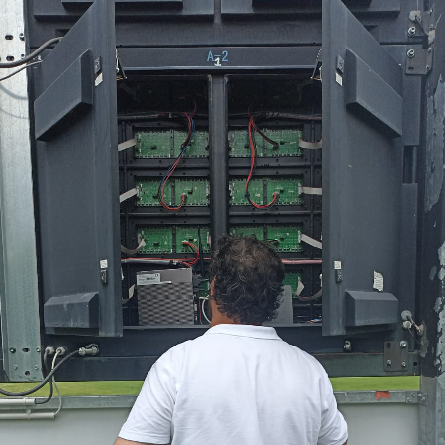 technicien en maintenance d'un écran led extérieur
