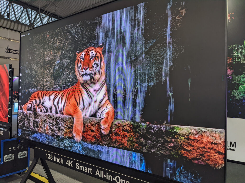 Mur LED avec un tigre dessus, installé lors d'un événement