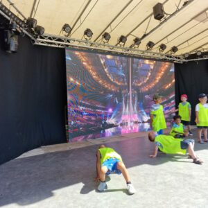 Mur d'image LED événementiel installé dans un camping avec des enfants en activité