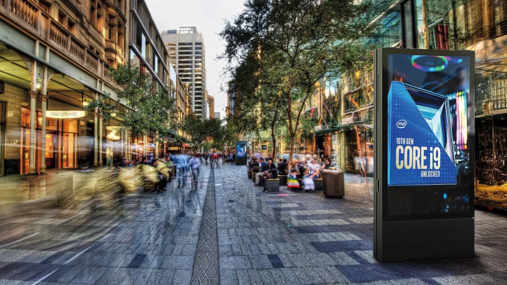 Totem extérieur publicitaire LED en centre ville dans une rue piétonne